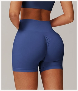 Détail de la couture froncée et de la taille haute côtelée sur un short de yoga sans couture
