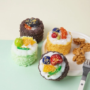 Surtido de pasteles de mousse de PU con coberturas de frutas realistas para decorar