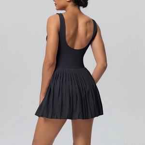Détail d'une robe de tennis noire avec dos en U et jupe plissée pour tenue de sport