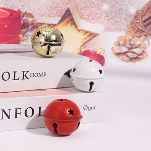 Clochettes de Noël 5cm or, rouge et blanc avec découpes d'étoiles sur des livres