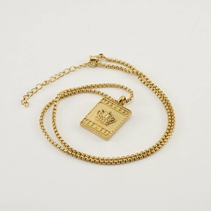 Collier en acier titane plaqué or 18K avec pendentif carré couronne et chaîne