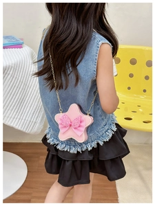 Sac bandoulière étoile rose pour filles avec nœud et perles porté par modèle