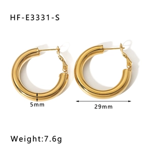 Detail view of 18K gold plated hollow hoop earrings with size 29mm and weight 7.6g