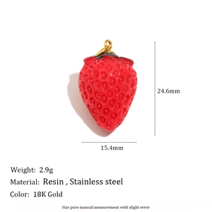 Vue détaillée du pendentif fraise rouge en résine avec boucle en acier doré 18 carats