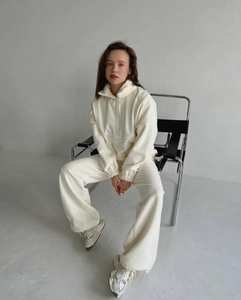 Détail de l'ensemble sweat à demi-zip et pantalon droit en polaire couleur crème