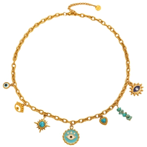 Dettaglio di una collana dorata con ciondoli malocchio e accenti di cuore turchese