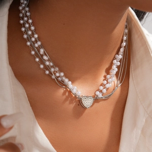 Collier multicouche en perles et pendentif cœur en strass de style vintage pour femme