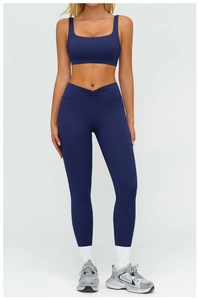 Set yoga blu navy con leggings a vita incrociata e reggiseno sportivo con scollo a U