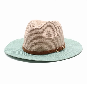 Détail d'un chapeau panama bicolore en paille tressée beige et bord vert menthe clair