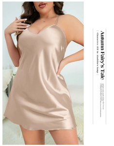 Dettaglio della camicia da notte in raso champagne con spalline sottili e scollo a V