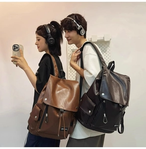 Foto lifestyle dello zaino in pelle PU con dettaglio a coulisse e vista laterale sul modello