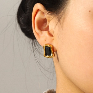 Boucles d'oreilles irrégulières en acier doré avec zircon noir pour un look minimaliste