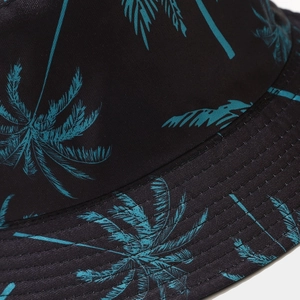 Dettaglio della stampa di palme e cuciture parallele rinforzate sul cappello da sole nero