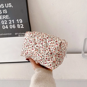 Floral quilted cotton makeup bag with red flower pattern and large capacity storage