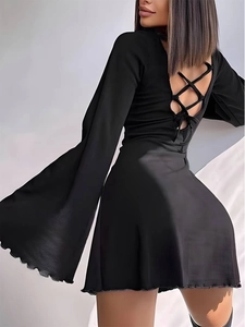 Vestido corto negro sexy con espalda descubierta, mangas acampanadas y cordones