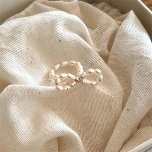 Elegant S925 sterling silver baroque pearl elastic ring with bow tie design on linen