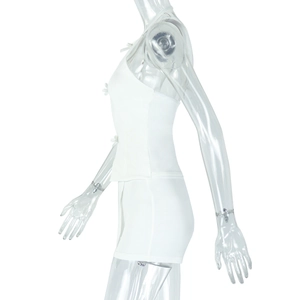Détail du haut dos nu blanc et du short assorti sur mannequin pour une coupe ajustée