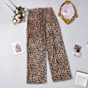 Détail de la texture léopard à franges sur un pantalon large avec accessoires chic