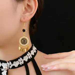 Boucles d'oreilles bohèmes dorées avec perles, pierres foncées et franges dorées