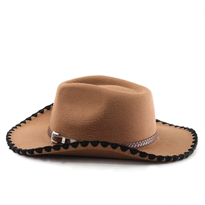 Détails du ruban en cuir tressé et boucle argentée sur chapeau cowboy en feutre