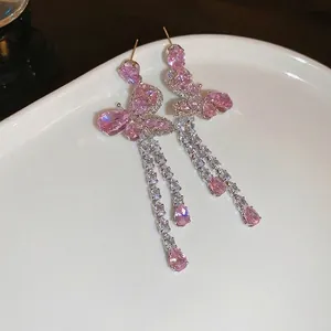 Boucles d'oreilles papillon rose avec pampilles en zircon et finition argentée