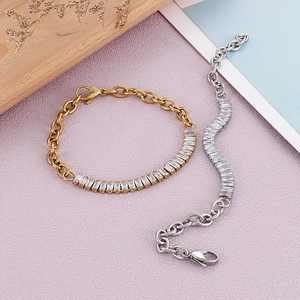 Bracelets en acier inoxydable doré et argenté avec zircons carrés sur fond rose