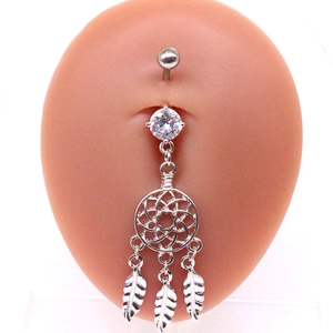 Vue détaillée d'un piercing nombril attrape-rêves argenté avec plumes et zircon