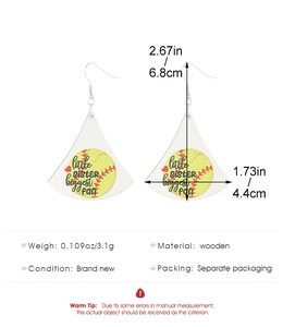 Détail de boucles d'oreilles baseball en bois avec texte et mesures de dimension