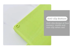 Dettaglio del porta utensili verde con gommini antiscivolo su piano in marmo