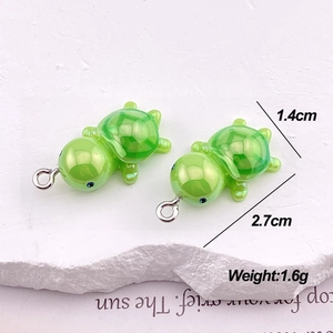 Detail of green turtle pendants with dimensions 2.7cm length and 1.4cm width for DIY jewelry