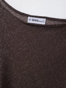 Détail de l'encolure et de l'étiquette de ce poncho asymétrique marron à paillettes