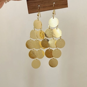 Boucles d'oreilles élégantes à paillettes dorées multicouches avec finition métal
