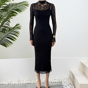 Ensemble robe midi sexy en maille noire ajourée à manches longues avec doublure interne