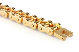 Makro-Detail von 18K vergoldetem Titanstahl-Fahrradkettenarmband für Herren