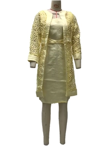 Vue détaillée de l'ensemble jaune pour femme avec cardigan en dentelle et robe