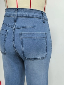 Vue détaillée du dos d'un jean bleu clair avec taille haute et poches classiques