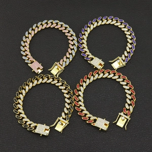 Bracelets cubains 12mm sertis de strass colorés sur fond noir style hip hop