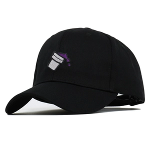 Schwarze Baseballkappe aus Baumwolle mit lila Double Cup Stickerei auf weißem Grund