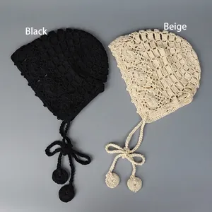 Bonnets bohèmes crochetés à la main en noir et beige avec des liens à pompons