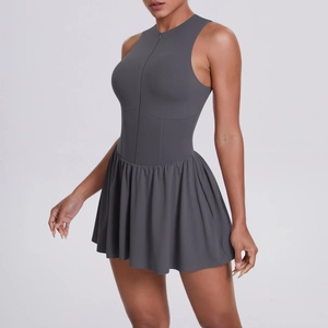 Dettaglio dell'abito da tennis grigio scuro senza maniche con zip e gonna a pieghe