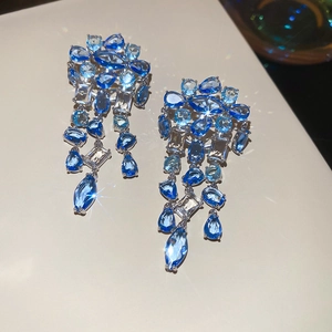 Makroaufnahme der Silbernen Quasten-Ohrringe mit blauen Zirkonia und Glanzeffekt