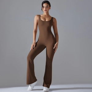 Detail des hochdehnbaren tiefbraunen Yoga-Bodysuits mit offenem Rücken und Schlaghosen-Design