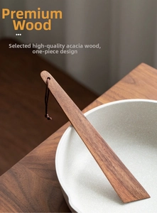 Détail de la spatule en bois d'acacia avec grain naturel dans une poêle de cuisine