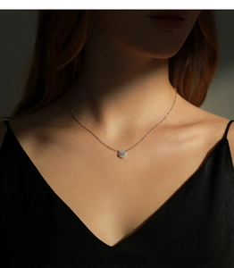Dettaglio del ciondolo in moissanite colore D su catena in argento S925 indossato