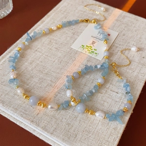 Parure collier et bracelet en aigue-marine et perles avec accents dorés élégants