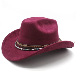Détail du chapeau de cowboy bordeaux en suédine avec ruban tressé et perles turquoise
