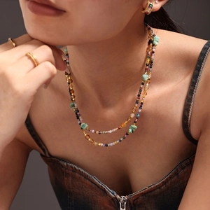 Collier de perles en pierres naturelles colorées avec chaîne en acier doré 18 carats