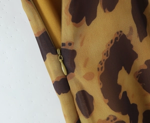 Détail de la fermeture éclair invisible sur une robe à imprimé léopard sexy
