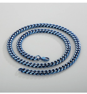Nahaufnahme einer blauen kubanischen Kette aus Edelstahl mit Karabinerverschluss auf Grau