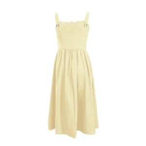 Détail du dos d'une robe mi-longue sans manches beige avec fermeture éclair et ourlet plissé
